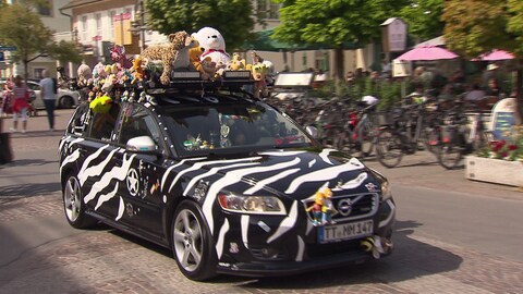Ein Auto dekoriert mit Plüschtieren.