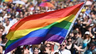 Die LGBTQ Flagge steht für eine offene Gesellschaft. Der CSD in Stuttgart findet am Samstag, den 26. Juli statt.