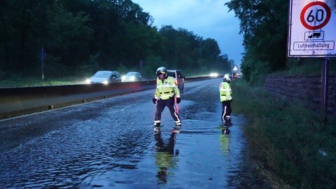 Nach einem Gewitter ist die Feuerwehr am Freitagabend in Stuttgart im Einsatz: Straßen wurden durch den starken Regen überflutet.