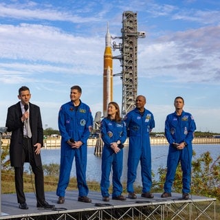 Pressetermin mit Crew: Die NASA transportierte Mitte Januar 2026 ihre SLS-Rakete für die Mission Artemis II zur Startrampe im Kennedy Space Center in Cape Canaveral in Florida. Der Flug um den Mond kann frühestens ab März 2026 erfolgen.