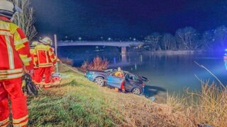 Feuerwehrkräfte bergen Kleinwagen aus dem Neckar bei Obrigheim (Neckar-Odenwald-Kreis).