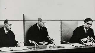 Prozess gegen Adolf Eichmann in Jerusalem. Die drei Richter Fitzhah Raulh, Moshe Landau und Benjamin Halevi (von links) am 13. April 1961