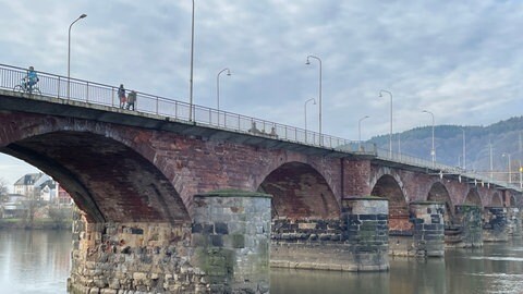 Nur die Basaltpfeiler der ältesten Brücke Deutschlands stammen noch aus der Römerzeit. Der Rest kam im Mittelalter dazu.