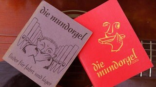 Zwei Ausgaben der "Mundorgel". Das" Liederbuch für Fahrt und Lager". Bis 1994 wurden 14 Millionen der Gesangsbücher verkauft. Generationen junger und alter Menschen singen seit fünf Jahrzehnten die Lieder der Mundorgel. Archivfoto.