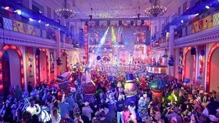 Blick in den Großen Saal des Kurfürstlichen Schlosses in Mainz am Ende der Livesendung "Mainz bleibt Mainz, wie es singt und lacht".