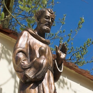 Hl. Franziskus, Bronzefigur des Brunnens vor dem Franziskanerkloster in DietfurtAltmühltal