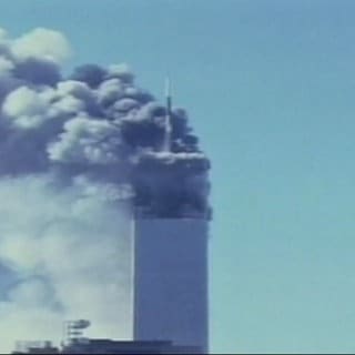 Brennendes World Trade Center beim Anschlag am 11.09.2001