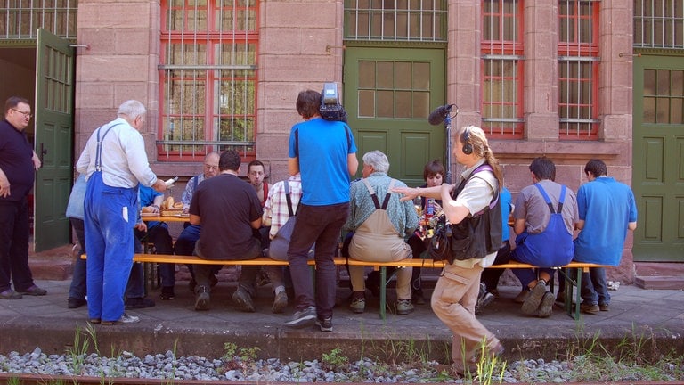 Mittagspause – steter Begleiter: das SWR Filmteam