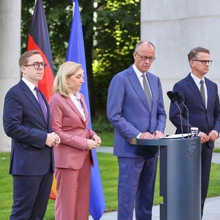 Bundeskanzler Friedrich Merz  vor dem Bundeskanzleramt bei der Vorstellung zum Thema Kabinettsumbildung zusammen mit Philipp Amthor, Nina Warken und Carsten Linnemann, alle CDU.