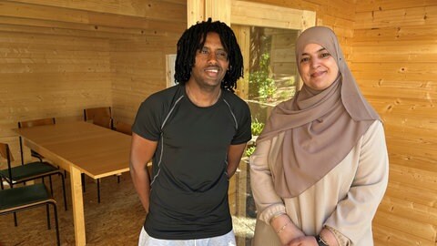 Pflege-Azubi Kali Hamid mit seiner Bildungsbegleiterin Nadia El Harchi: Das Projekt "AzubiGo" in Mainz unterstützt Azubis mit Migrationshintergrund. 