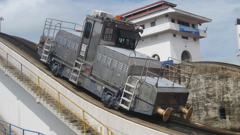 Hinter der Schleuse steuert das Schiff mithilfe der Lokomotiven in den Miraflores-See hinein.