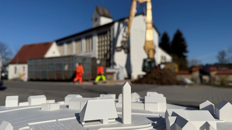 Der Abriss der Kirche in Neuravensburg-Schwarzenbach (Bodenseekreis) hat begonnen.
