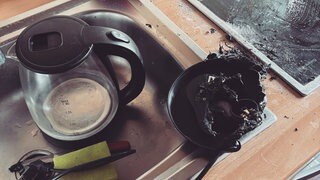 Eine 86-Jährige ist im Heilbonner Stadtgebiet durch einen Wasserkocher lebensgefährlich verletzt worden. Sie starb im Krankenhaus an den Verletzungen.