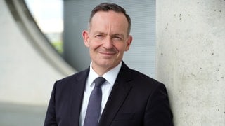 Der ehemalige Bundesverkehrsminister Volker Wissing schaut in die Kamera. | Volker Wissing: Warum wir alle Verantwortung für unsere Demokratie übernehmen müssen!