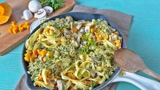 Nudel-Pilzpfanne mit Kürbis und Kräuterbröseln