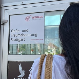 Eine Betroffene von häuslicher Gewalt ist bei der Opfer- und Traumaberatung in Stuttgart.