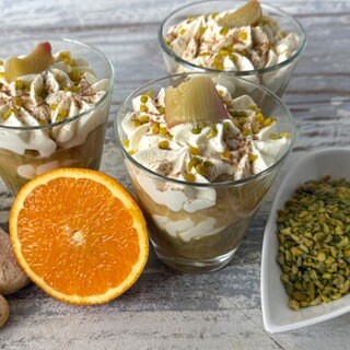 Geschichtetes Rhabarber-Dessert mit Orangensirup