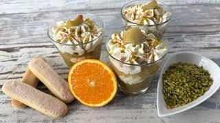 Geschichtetes Rhabarber-Dessert mit Orangensirup