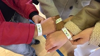 Die Edith-Stein-Schulen in Speyer verteilen Armbänder zur Erkennung von KO-Tropfen