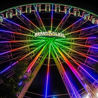 Ein Riesenrad leuchtet bunt im Dunkeln. Dieses Exemplar soll Anfang Oktober vor dem Ulmer Münster stehen.