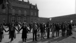 Friedensaktivisten bilden eine Menschenkette