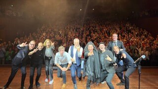 Das Ensemble von SWR1 Pop und Poesie bei einem Konzert auf der Bühne.