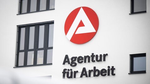 Auf einem Gebäude ist das Logo von der Agentur für Arbeit zu sehen. In Baden-Württemberg sind immer mehr Jugendliche unter 25 Jahren ohne Job. Die Zahl der Arbeitlosen Jugendlichen ist auf dem höchsten Stand seit 2010.