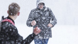 Kinder werfen Schneebälle (Symbolbild). Am Donnerstag haben Kinder Schneebälle auf die Autobahn bei Wiesbaden geworfen. 