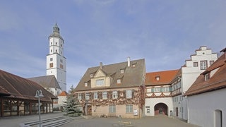 Die Martinskirche in Langenau. Die Stadt Langenau will mit einer Allgemeinverfügung verhindern, dass pro-palästinensische Proteste weiter eskalieren. Die Allgemeinverfügung soll politische Kundgebungen in der Umgebung der Martinskirche verbieten. Der genaue Rahmen müsse laut Bürgermeisterin Daria Henning noch festgelegt werden. Die Verfügung werde in den kommenden Tagen in Kraft treten.