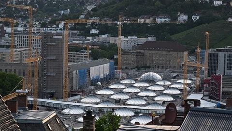 Blick auf die Baustelle des milliardenschweren Bahnprojekts Stuttgart 21 mit dem unter die Erde verlegten Tiefbahnhof.
