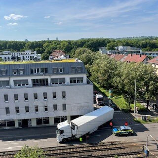Ein Lkw ist an einer Hauswand hängengeblieben und versperrt die Neckarstraße in Stuttgart. (Archivbild)