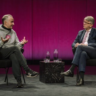 Der Satiriker Jan Böhmermann im Gespräch mit Kulturstaatsminister Wolfram Weimer im Haus der Kulturen der Welt im Rahmen der Ausstellung „Die Möglichkeit der Unvernunft“.