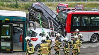 Eingequetscht zwischen zwei Bussen: Am Dienstagmorgen gab es vor einem Kreisverkehr in Oberkochen einen schweren Unfall.