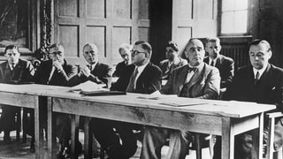 Die Mitglieder des Kabinetts des rheinland-pfälzischen Ministerpräsidenten Peter Altmeier (1. Reihe, rechts; Archivfoto vom Juli 1947, Rathaussaal Koblenz)