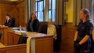 Die angeklagte Mutter sitzt neben ihrer Verteidigerin im Gerichtssaal des Landgericht Tübingen. Sie solProzess Versuchter Mord an Frühchen am Tübingen Landgericht