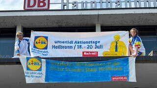 Aktivisten haben ein Banner über dem Eingang des Heilbronner Hauptbahnhofs platziert.