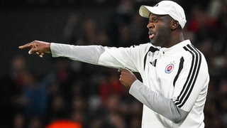 Der ivorische Trainer von Slovan Bratislava, Yaya Touré, dirigiert seine Mannschaft