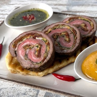 Flanksteaks mit Fladenbrot und Dips