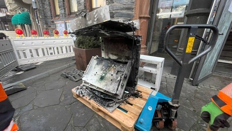 In Bernkastel-Kues ist ein Geldautomat an der Touristeninformation in der Nacht gesprengt worden. 
