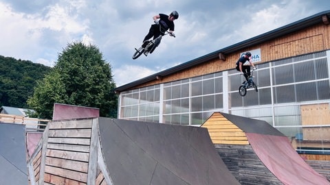 In Birresborn in der Eifel wird vor der Deutschen Meisterschaft im BMX Freestyle noch fleißig geübt.