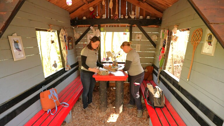 Christine Eschle und Isabelle Justen in der "Hexenhütte"