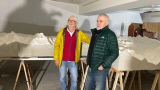 Wolfgang Henzler und Panos Avramidis stehen hinter dem 3D-Himalaya-Nachbau in Metzingen. Sie suchen einen neuen Ort für das Gebirgsmodell.
