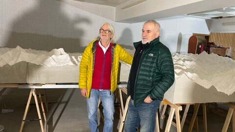Wolfgang Henzler und Panos Avramidis stehen hinter dem 3D-Himalaya-Nachbau in Metzingen. Sie suchen einen neuen Ort für das Gebirgsmodell.
