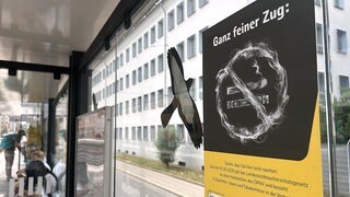 Ein Plakat informiert an einer Haltestelle in Stuttgart über den neuen Nichtraucherschutz in BW.