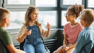 Kinder diskutieren an der Schule