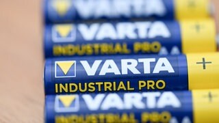 Varta-Batterien mit Logo. Das Landgericht Stuttgart hat die Klage von Aktionären gegen den Sanierungsplan für den angeschlagenen Batteriehersteller Varta in Ellwangen endgültig abgewiesen und so den Weg für den Einstieg von Porsche frei gemacht. 