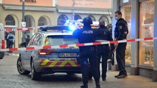Einsatzkräfte der Polizei sind nahe der Fußgängerzone in Trier im Einsatz, in der ein Auto mehrere Menschen erfasst und tödlich verletzt hat. 