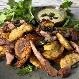Knödelgröstel mit Kürbiskern-Dip und Feldsalat