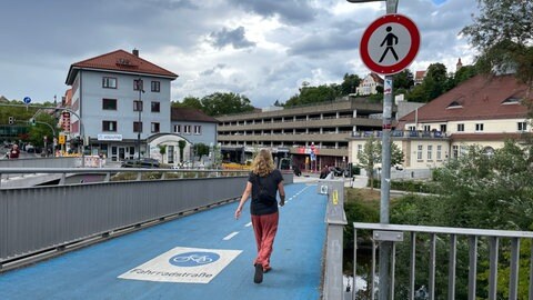 Die Fahrradbrücke Mitte in Tübingen. Trotz Verbot nutzen sie viele Fußgänger weiterhin. Das führt zu Ärger mit Fahrradfahrern. 