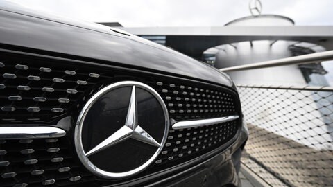Ein Mercedes-Benz Auto fährt durch die Stadt: In Zukunft setzt der Konzern auf Autos in allen Preisklassen.